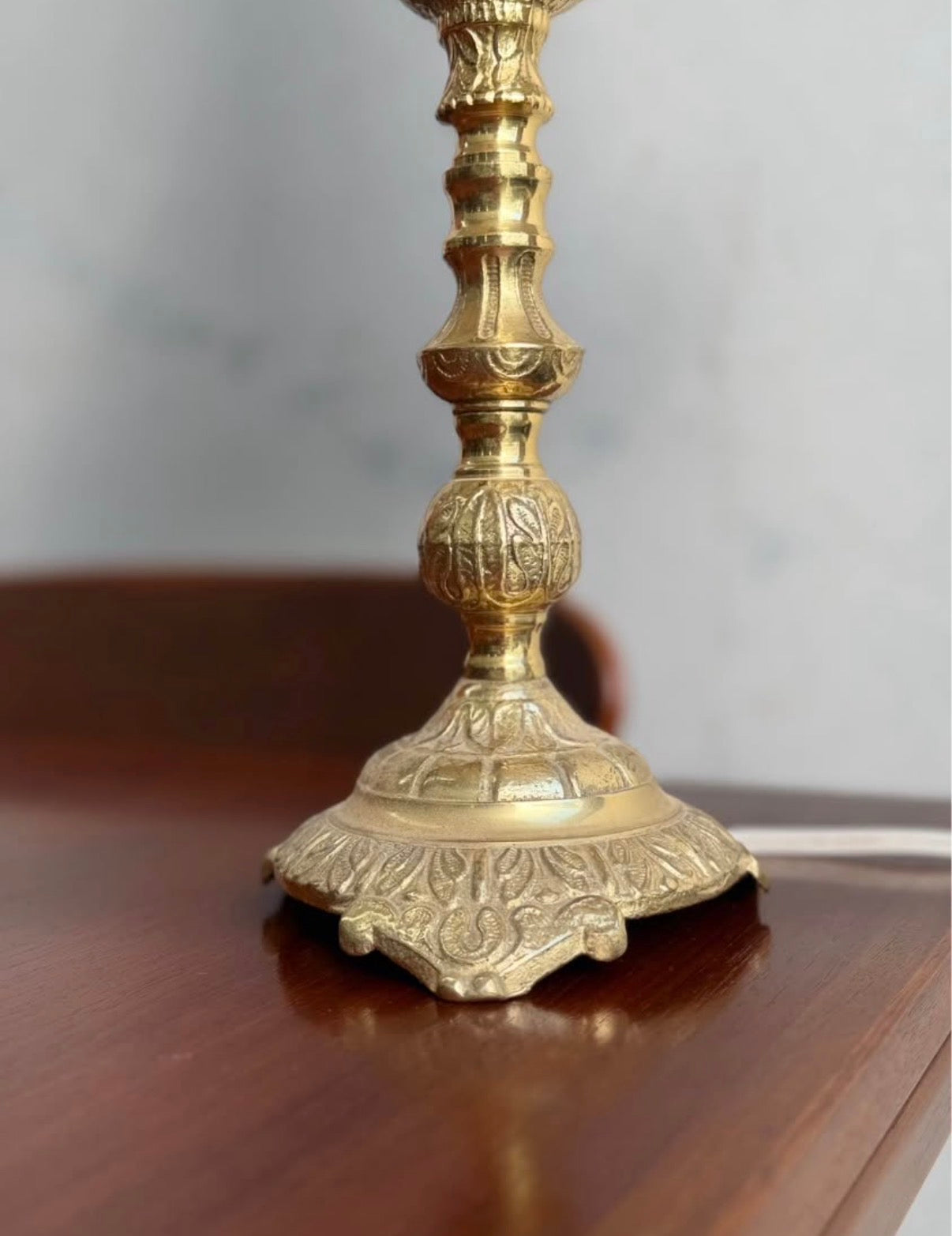 Mid-Century Ornate Brass Table Lamp with Ivory Scallop Ruffle Shade – Vintage