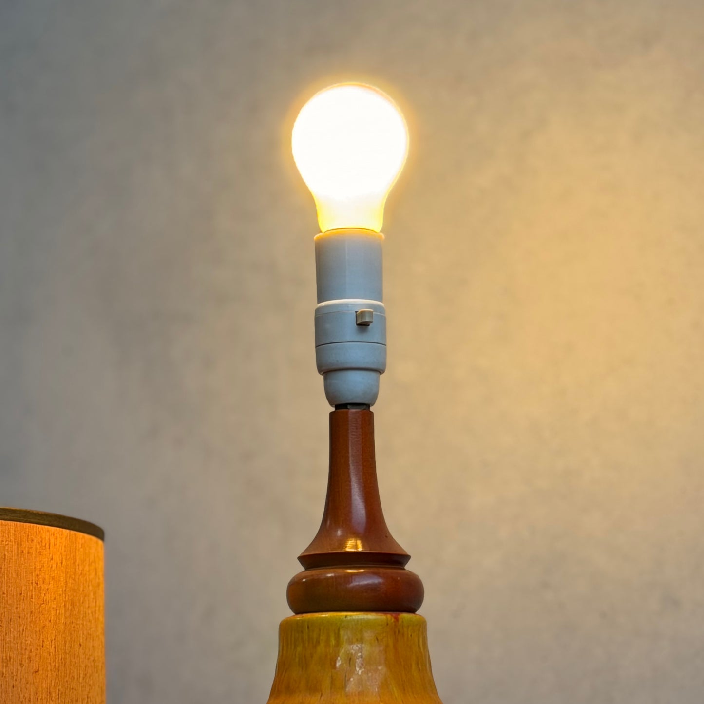 Vibrant Retro Drip Glaze Ceramic Table Lamp – Mid-Century Sunset Glow
