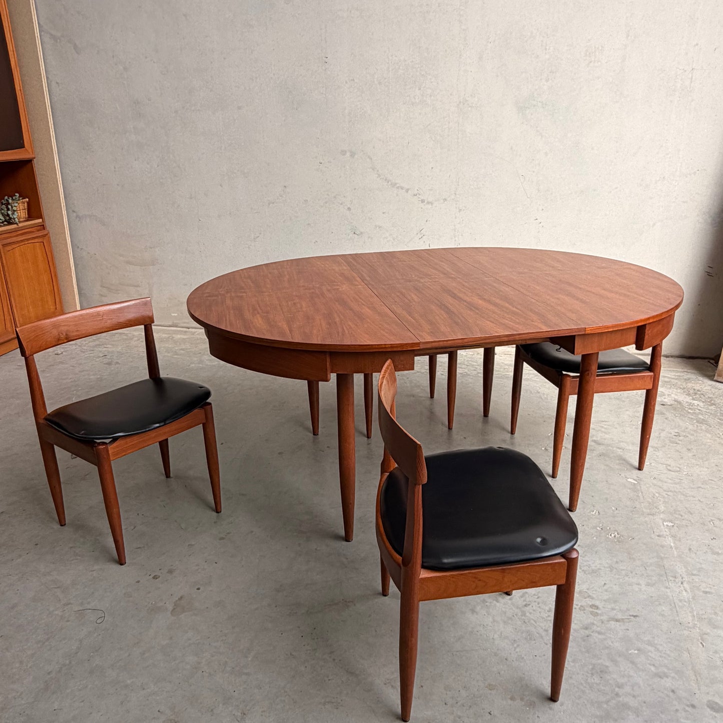 Ernst Hansen Mid-Century Round Extending Dining Set – Teak with 5 Chairs (6th Available upon request for fee)