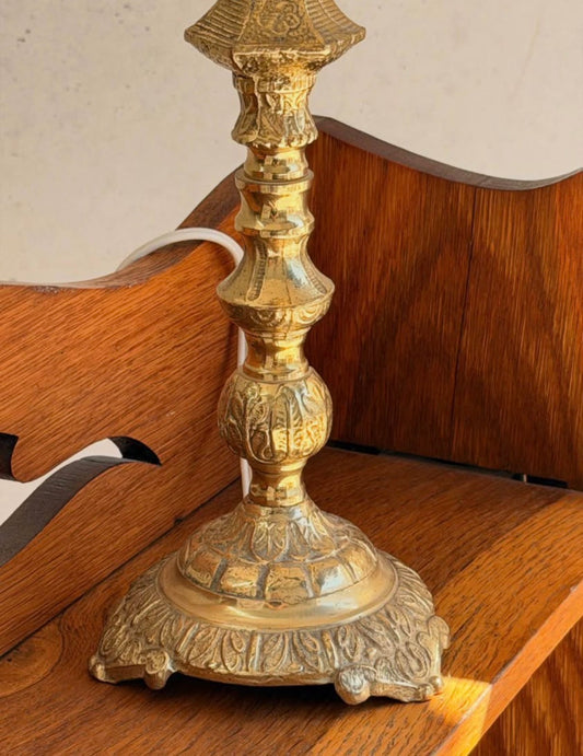 Mid-Century Ornate Brass Table Lamp with Ivory Scallop Ruffle Shade – Vintage