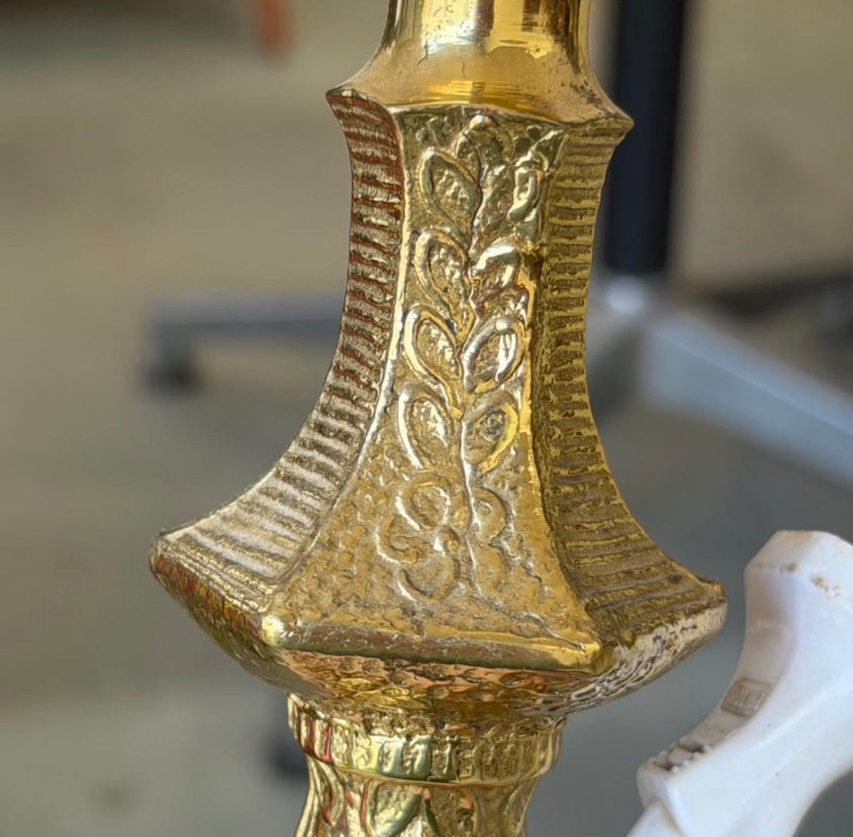 Mid-Century Ornate Brass Table Lamp with Ivory Scallop Ruffle Shade – Vintage