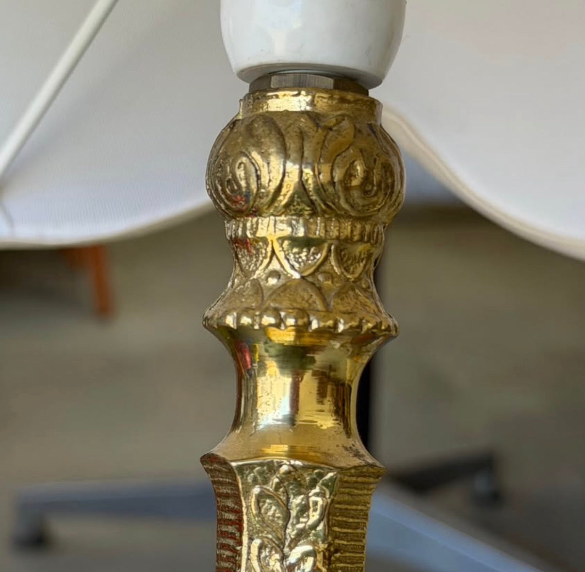 Mid-Century Ornate Brass Table Lamp with Ivory Scallop Ruffle Shade – Vintage