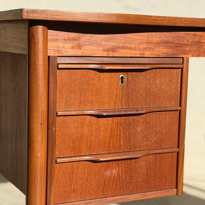 Danish Mid Century Modern Teak Desk by Easing Møbelfabrik