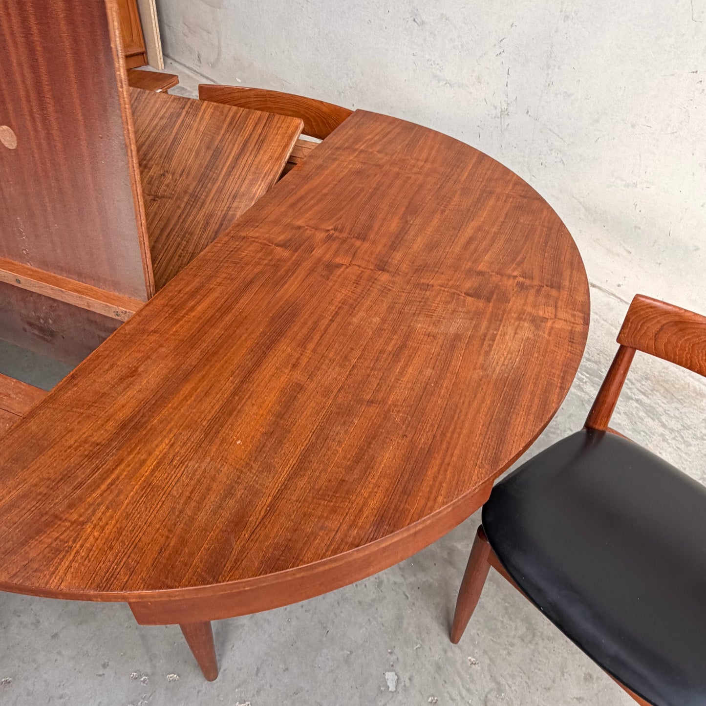 Ernst Hansen Mid-Century Round Extending Dining Set – Teak with 5 Chairs (6th Available upon request for fee)