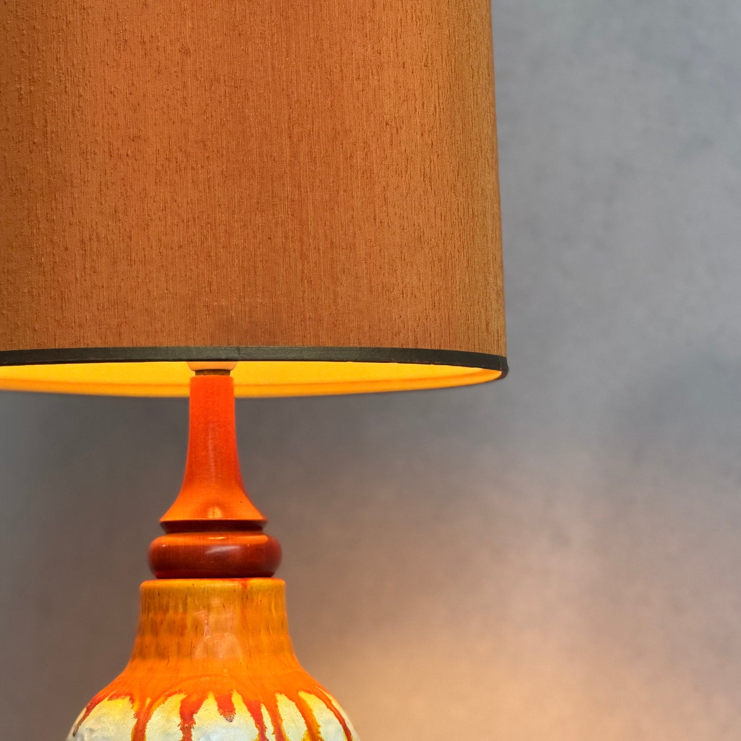 Vibrant Retro Drip Glaze Ceramic Table Lamp – Mid-Century Sunset Glow