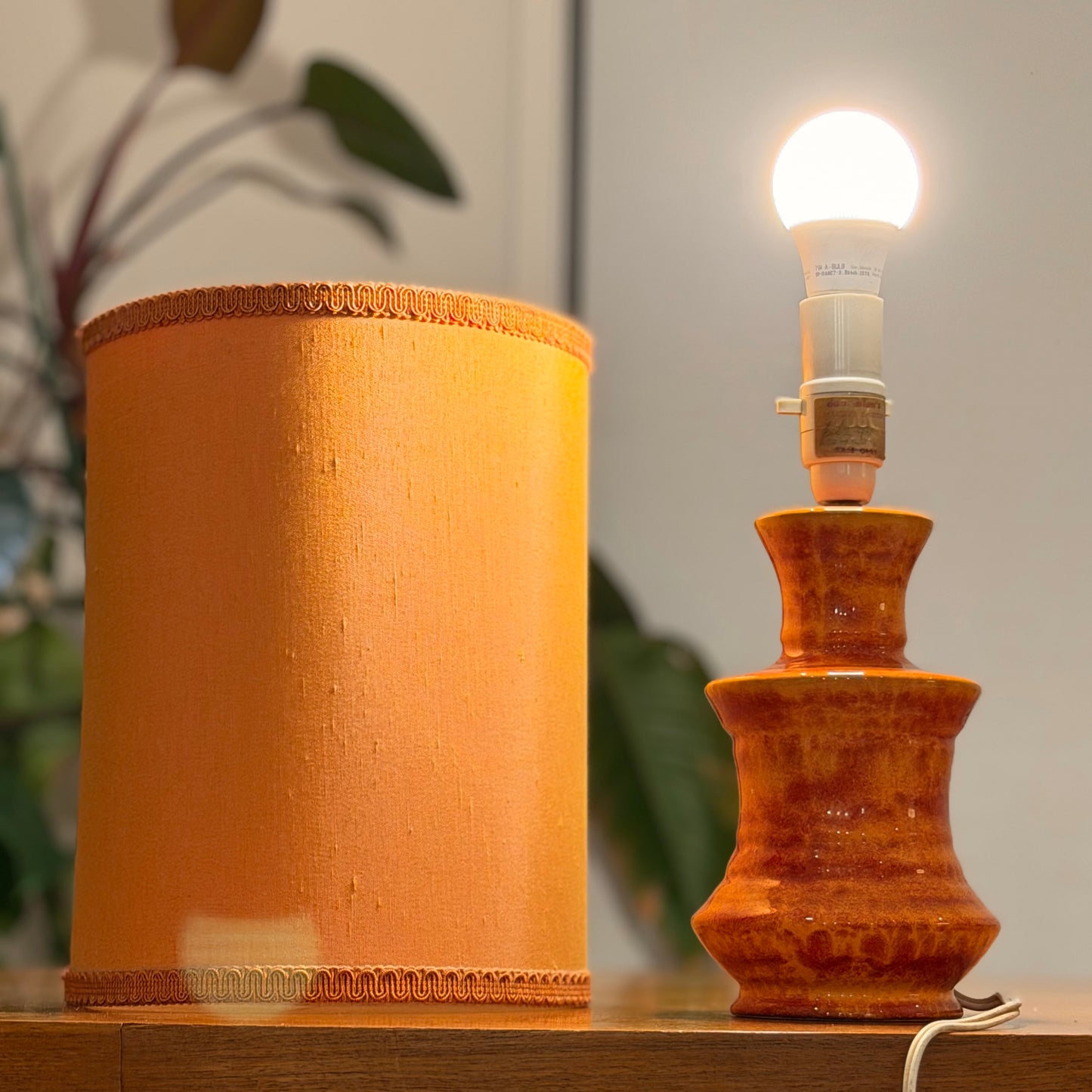 Vintage Mid-Century Ceramic Table Lamp – Stunning Urn-Shaped Orange Glaze, 1960s/70s