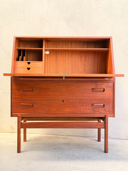The Mid Century Modern Danish Arne Wahl Iversen Model 68 Teak Secretary Desk by Vinde Møbelfabrik showcases open compartments, small drawers, and spacious lower storage on four legs for a classic vintage style.
