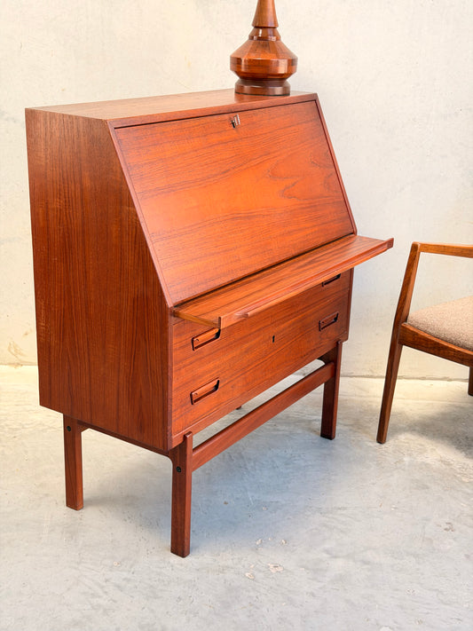 The Mid Century Modern Danish Arne Wahl Iversen Model 68 Teak Secretary Desk by Vinde Møbelfabrik (Refine) features a slanted drop-front, four drawers, and minimalist handles—a classic example of refined mid-century design.