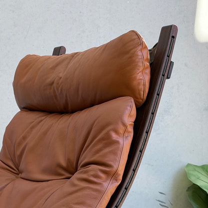 Close-up of the Signature Vintage Ingmar Relling Siesta Set, featuring two lounge chairs with brown leather cushions and a dark wood frame, plus a rare coffee table—classic Scandinavian mid-century design against a light gray wall.