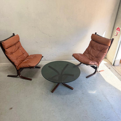 The Signature Vintage Ingmar Relling Siesta Set features two lounge chairs and a rare coffee table, arranged facing each other against a beige wall on a light gray floor.