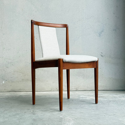 Single Fully restored Parker T-back Number 88 mid-century modern dining chair in speckled dove white upholstery with solid teak frame