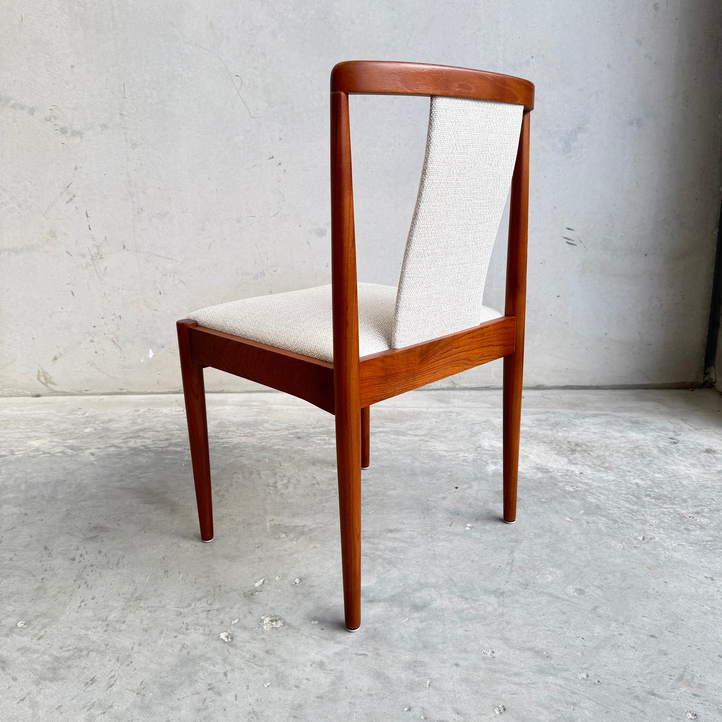 Close-up of Parker T-back Number 88 dining chair highlighting the signature T-shaped backrest and teak frame